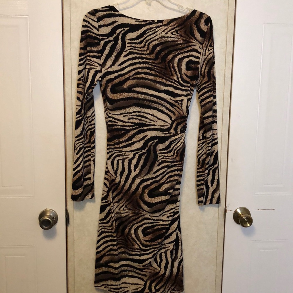 Cute dress 💕 Size 8 - Never worn - Picture 2 of 2